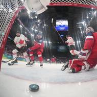 Mark Stone měl před odkrytou brankou jednoduchou pozici. 