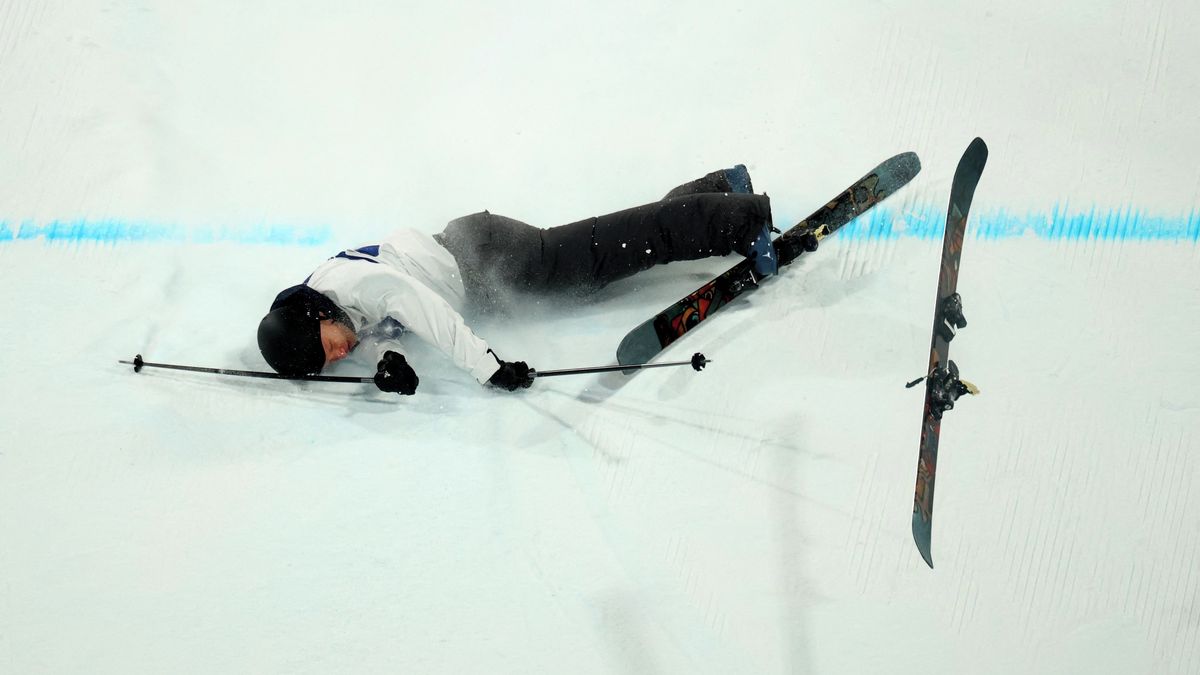 Těžký pád v kvalifikaci Big Airu. Mladý lyžař ležel v bezvědomí