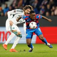 Cheick Souare utíká Ahmedu Toubovi.