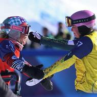 Kdo vyhrál a kdo prohrál? Druhá Eva Adamczyková (vlevo) se obejme s vítězkou Josie Baffovou.