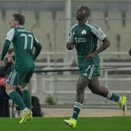 Útočník Panathinaikosu Andrews Tetteh (vpravo) slavící svou branku v síti Plzně