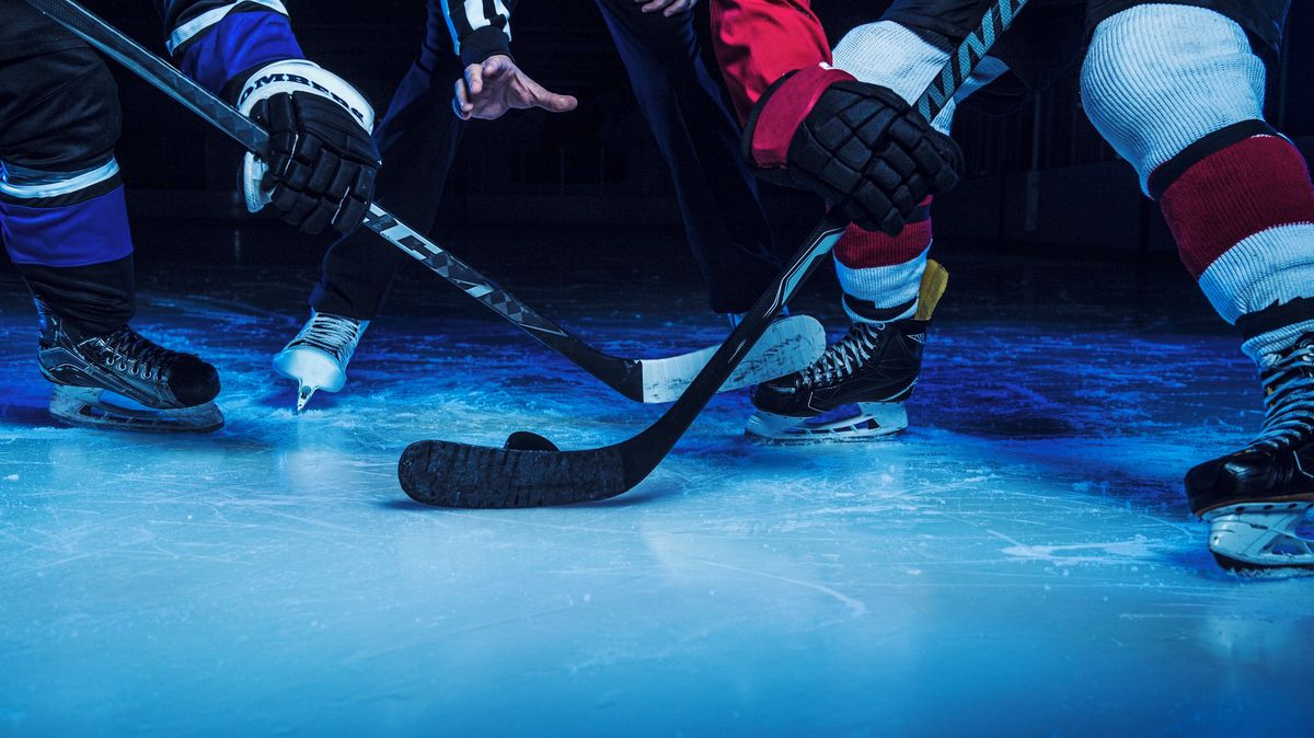 Střelba na hokejovém utkání! Hráči prchali z ledu