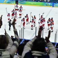 Čeští hokejisté se loučí s diváky po prohraném čtvrtfinálovém utkání.