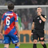 Rozhodčí Volek utišuje Lukáše Červa