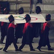 Carabinieri přinesli olympijskou vlajku, kterou předsedkyně MOV Kirsty Coventryová předala Francouzům.