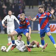 Karel Spáčil v defenzivní práci.