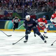 Radko Gudas hlídá postup Charlese Bertranda.