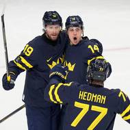 Joel Eriksson Ek (uprostřed) slaví gól proti Slovensku