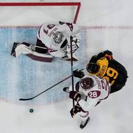 Němec Leon Draisaitl v souboji s Zemgusem Girgensonsem před Silovsovou brankou