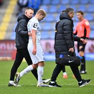 Zraněný liberecký obránce Jan Mikula odchází ze hřiště.