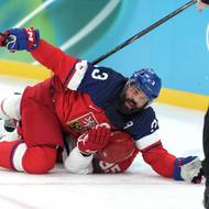 Radko Gudas doslova zalehl Nicka Olesena.