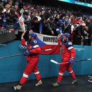 Filip Hronek a Tomáš Hertl zdraví fanoušky. Zítra je ve stejné hale čeká Kanada.