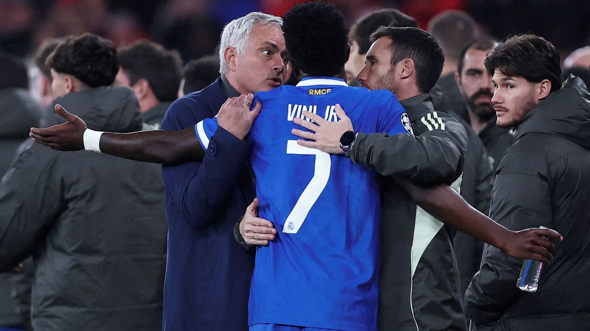 Blázinec v Lize mistrů. Vinicius obvinil protihráče z rasismu, Mourinho viděl červenou