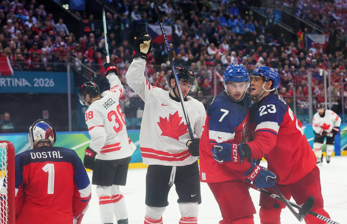 Paráda Nicka Suzukiho po přihrávce Connora McDavida. Ten získal třetí asistenci v zápase.