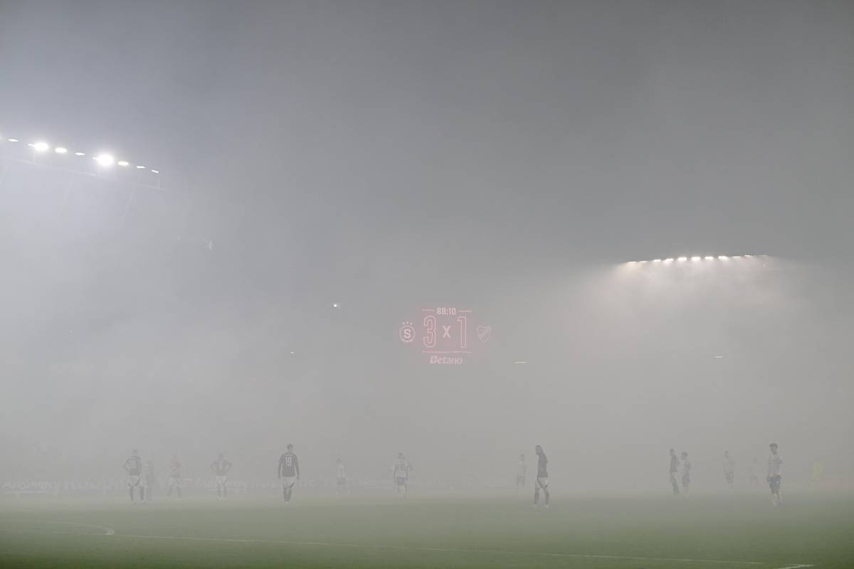 Mlha na Letné během zápasu Sparty s Baníkem.