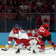 Šance střelce prvního gólu utkání, Kanaďana Macklina Celebriniho (s číslem 17).