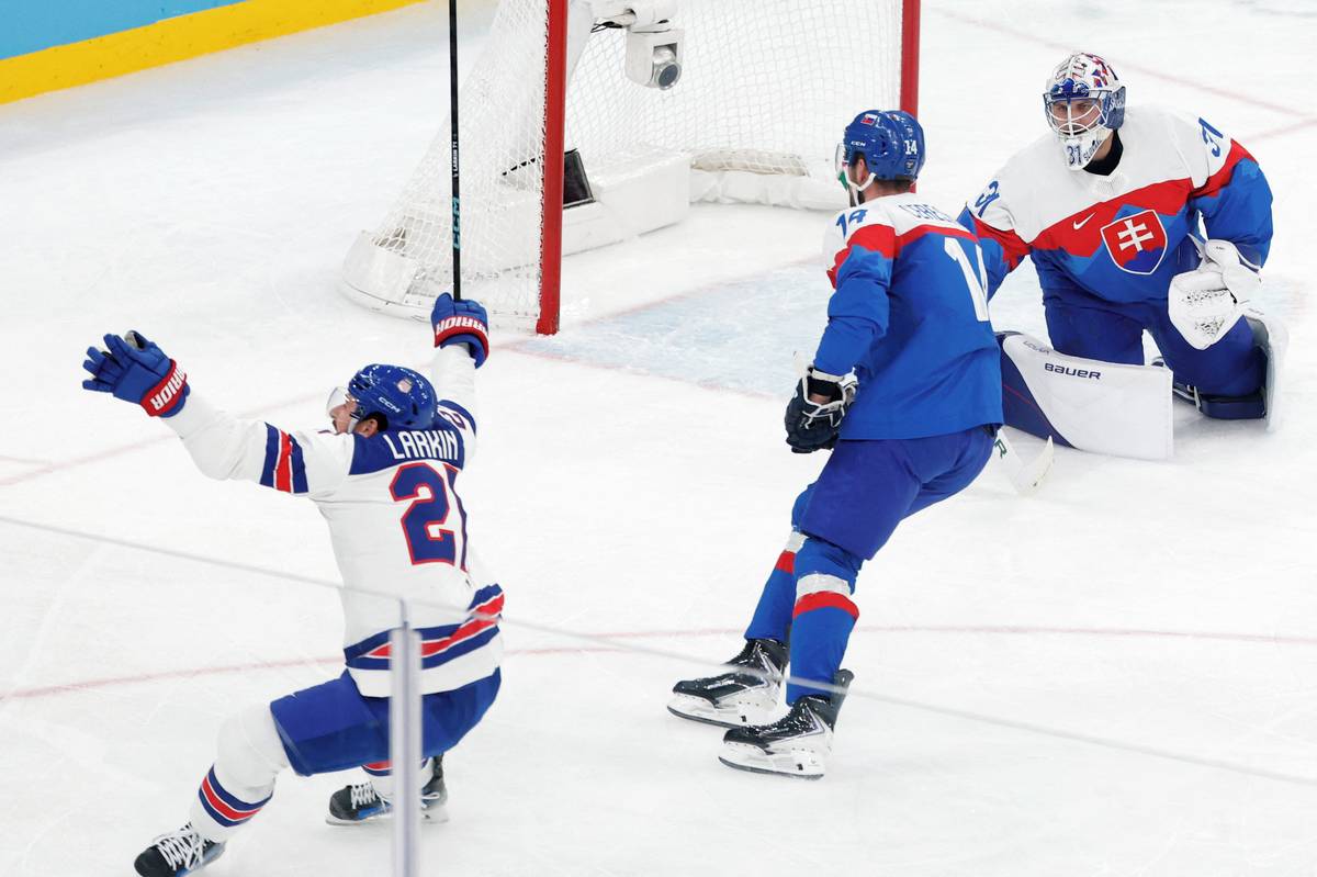 Americký útočník Dylan Larkin slaví úvodní branku v duelu se Slovenskem 