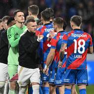 Fotbalisté Sparty a Plzně se zdraví před začátkem zápasu.