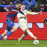 Plzeňský Adam Kadlec stíhá  kapitána Sparty Lukáše Haraslína.