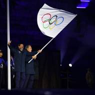 Olympijskou vlajku si převzali zástupci Francie.