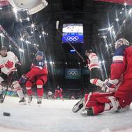 Mark Stone měl před odkrytou brankou jednoduchou pozici. 