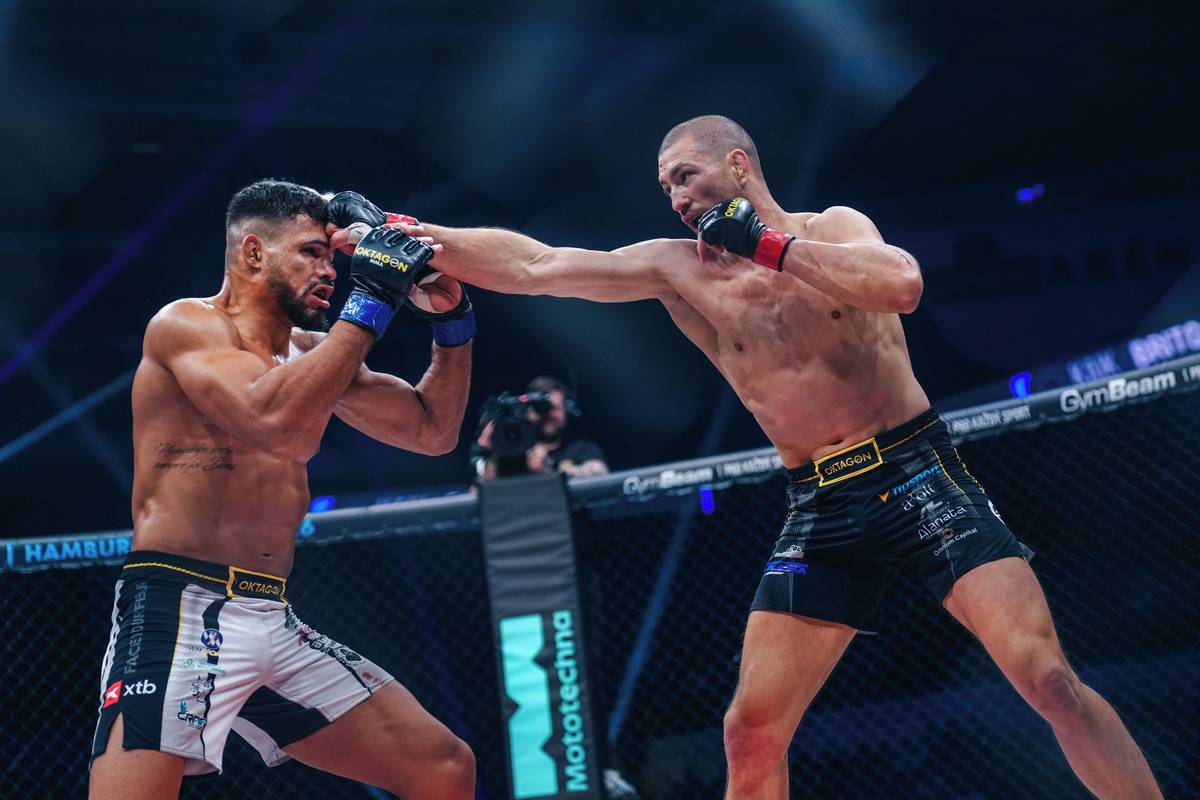 Kaik Brito (vlevo) v souboji s Ronaldem Paradeiserem.