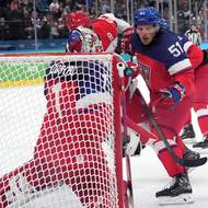 Obránce Radim Šimek kontroluje situaci před českou brankou.