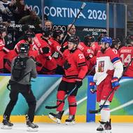 Kanaďan MacKinnon (s číslem 29) srovnává stav utkání na 2:2.