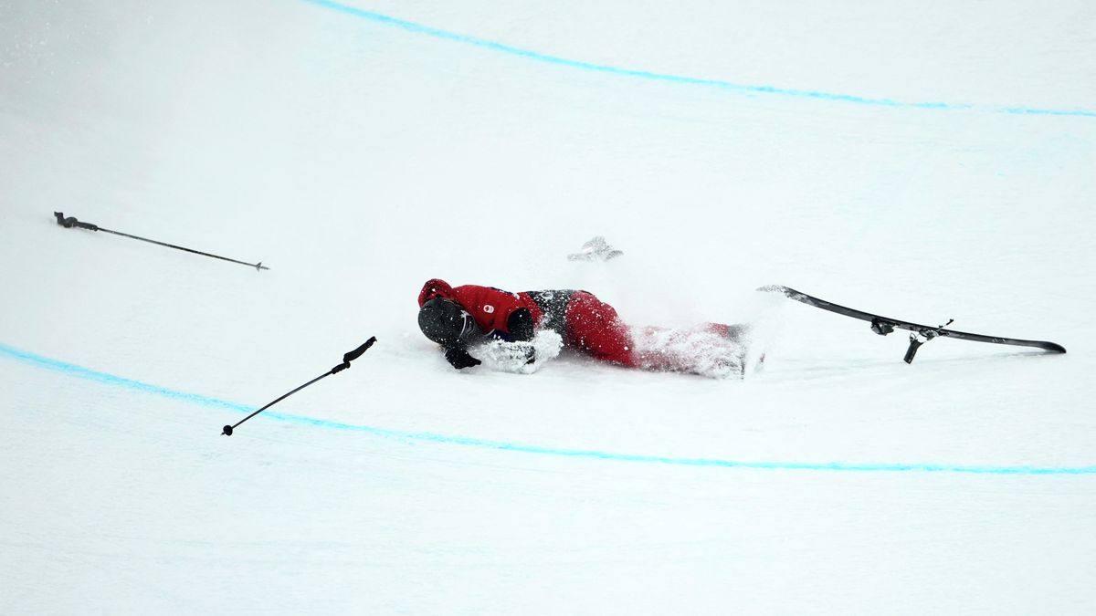 Těžký pád na U-rampě. Kanadskou lyžařku Sharpeovou deset minut ošetřovali