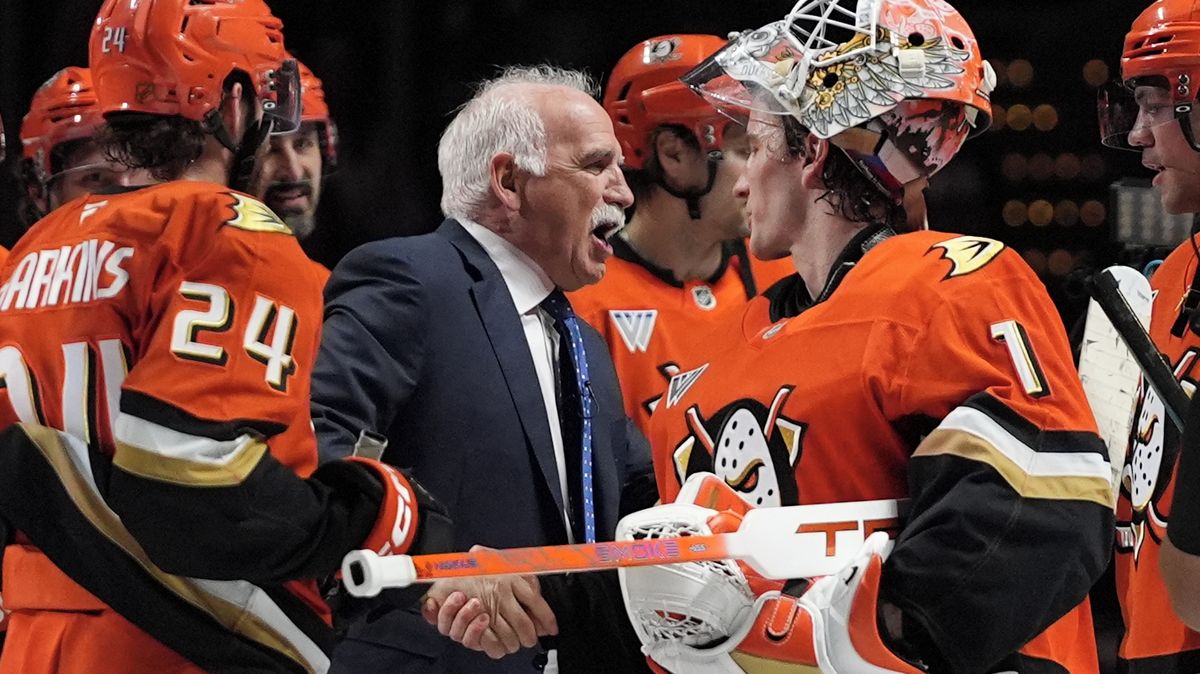 Trenérská legenda už není sama. Dostál s Gudasem gratulovali, na magickou hranici dosáhl i bručoun z Anaheimu