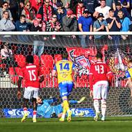  Brankář Pardubic Luka Charatišvili inkasujez penalty v duelu s Teplicemi.