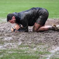 Gólman Grimsby Jackson Smith už při rozcvičování věděl, že půjde o hodně špinavý zápas.