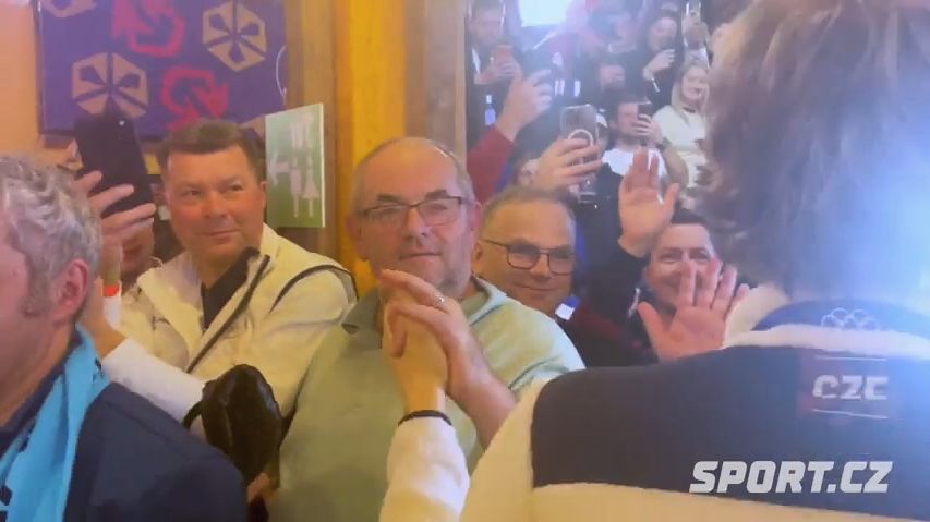 Na plácnutí se zlatým Jílkem čekal v Českém domě i odsouzený Pelta