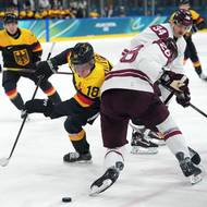 Němec Tim Stutzle v souboji s Zemgusem Girgensonsem z Lotyšska