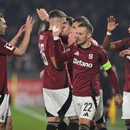 Fotbalisté Sparty oslavují vedoucí gól proti Baníku.