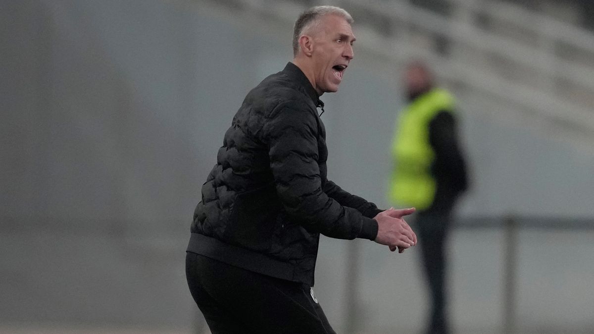 Nemohli jsme riskovat, vysvětluje Hyský složení obrany. Chválí charakter týmu