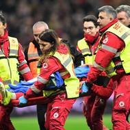 Ruben Loftus-Cheek je odnášen ze hřiště. 