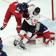 Jan Rutta čistí prostor před Lukášem Dostálem od Connora McDavida.
