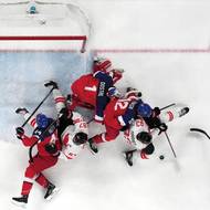 Závar před Lukášem Dostálem.