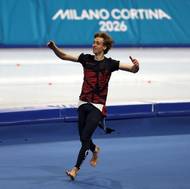 Metoděj Jílek si musel počkat na poslední jízdu, až pak mohl slavit olympijské vítězství. Na obouvání v tu chvíli nebyl čas. 