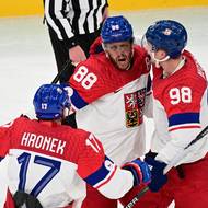 Oslavující Filip Hronek (vlevo) s Martinem Nečasem (vpravo) a střelcem druhého českého gólu Davidem Pastrňákem (uprostřed).