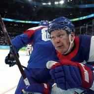 Slovenský bek Erik Černák přitiskl na mantinel amerického útočníka Bradyho Tkachuka. 