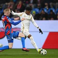 Václav Jemelka z Plzně stíhá Johna Mercada ze Sparty.