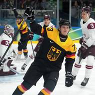 Lukas Reichel slaví gól proti Lotyšsku.