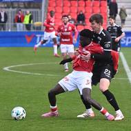 Emmanuel Godwin z Pardubic si kryje míč před jabloneckým Eduardem Sobolem.