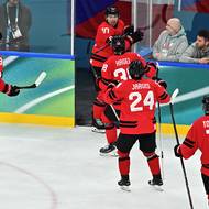 Nick Suzuki (s číslem 10) oslavuje svou vyrovnávací branku.