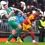 Zleva Matěj Kadlec z Bohemians a Kevin-Prince Milla z Dukly.