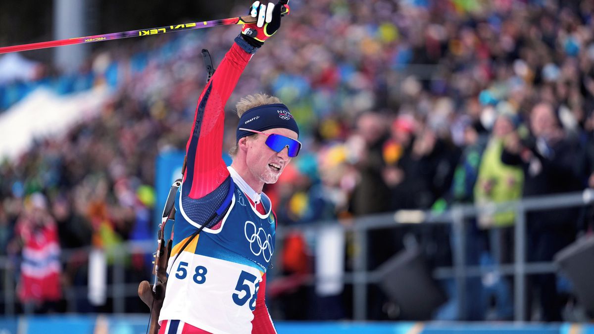 Nový biatlonový šampion věnoval triumf do nebe Bakkenovi. Jako bych závodil s ním, řekl Botn