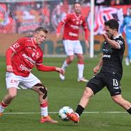 Michal Hlavatý stínuje před jabloneckým Richardem Sedláčkem