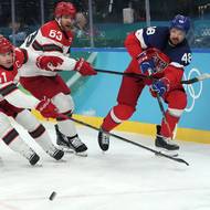 Tomáš Hertl proti dánské přesile.